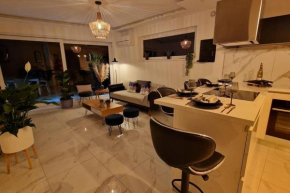 SUITE PRESTIGE logement neuf avec SPA et écran de cinéma en rez de jardin